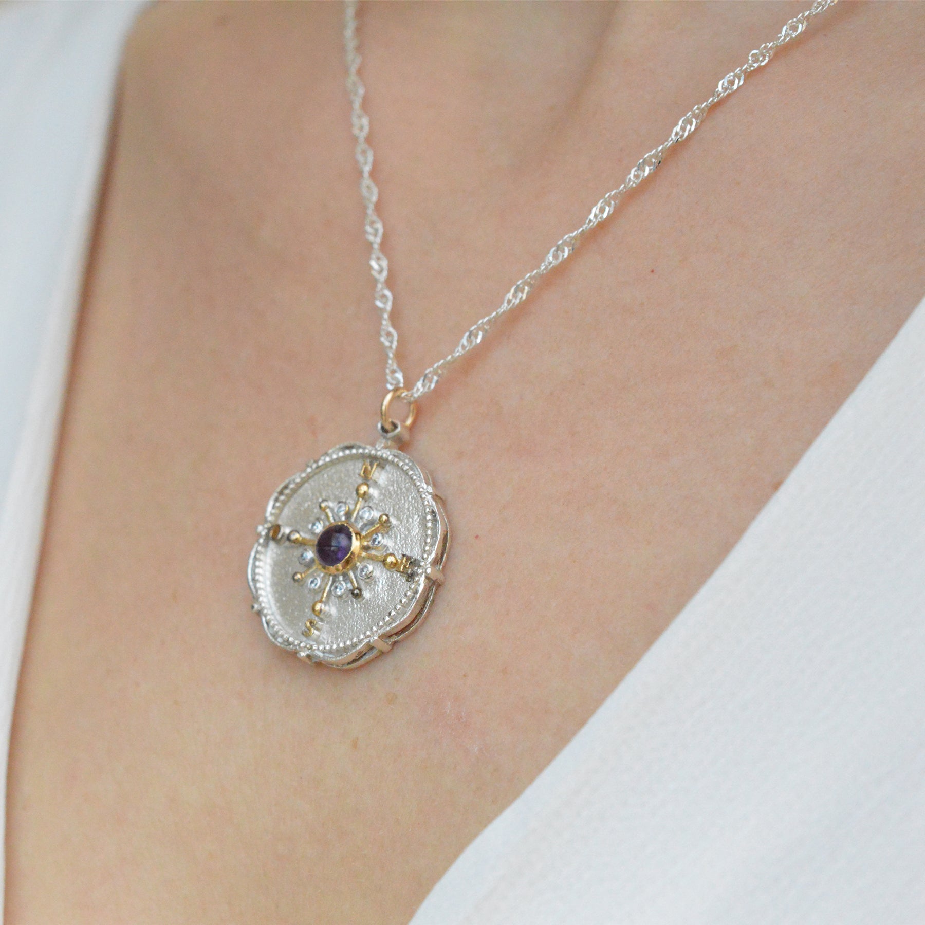 Collar Brújula Peridot Doble Tono