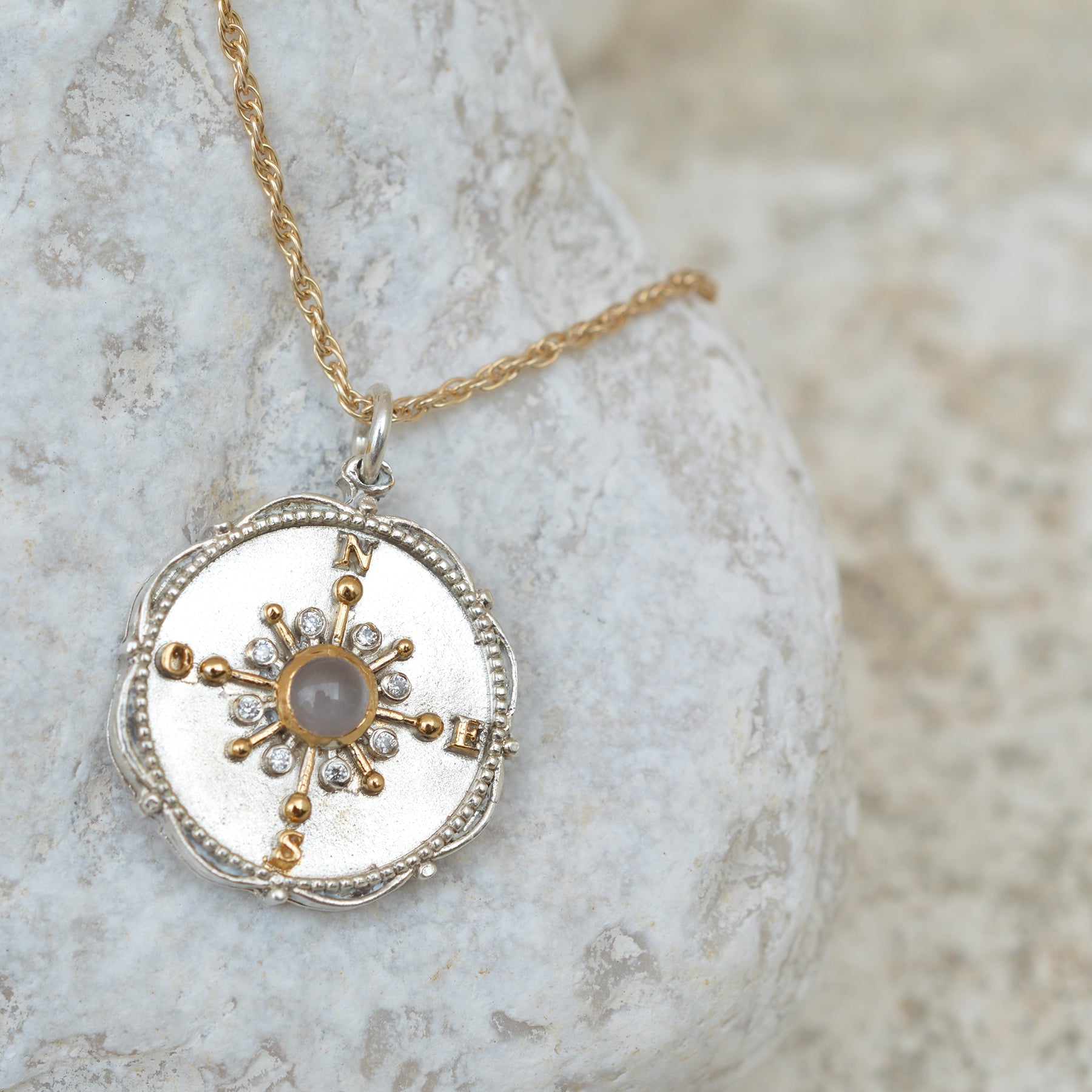 Collar Brújula Cuarzo rosa Doble Tono