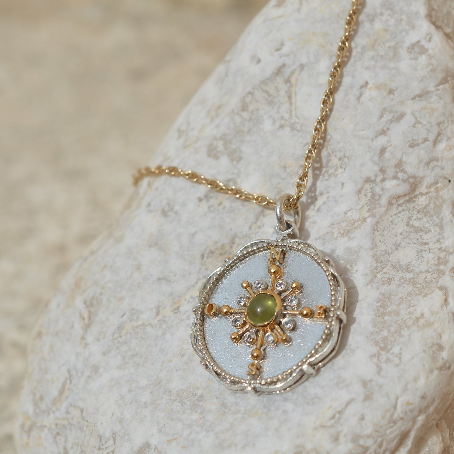 Collar Brújula Peridot Doble Tono