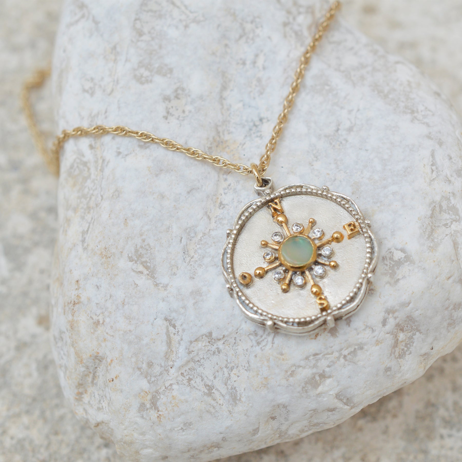 Collar Brújula Ópalo Doble Tono