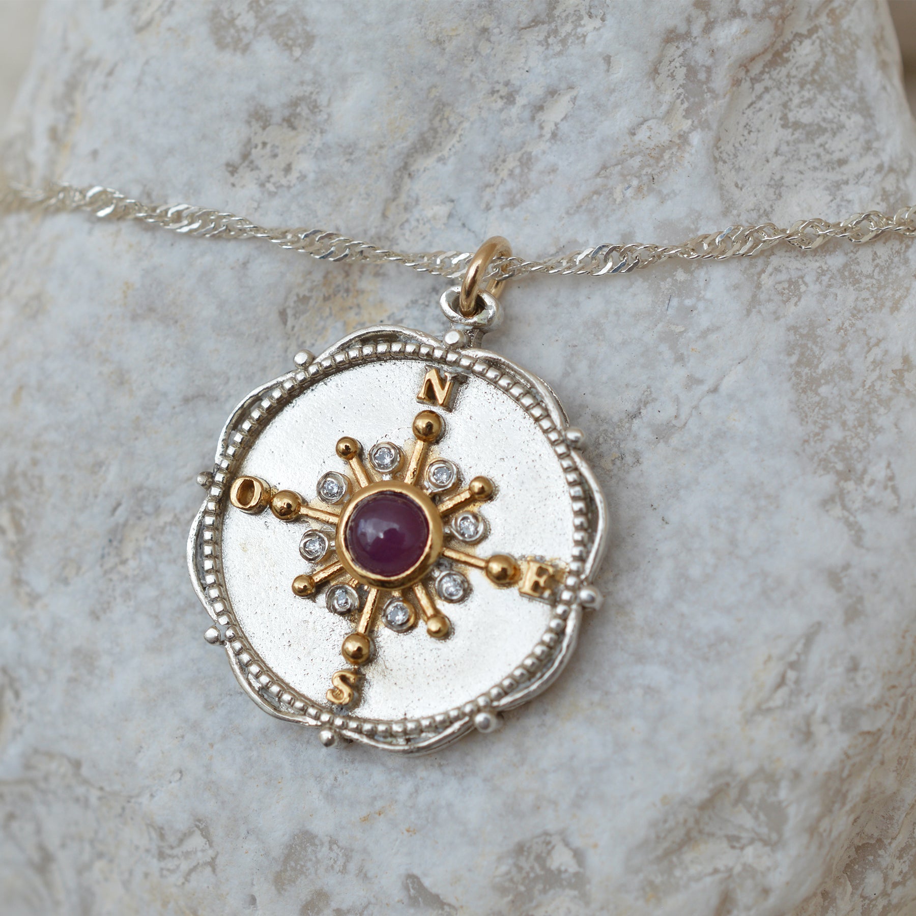 Collar Brújula Rubí Doble Tono