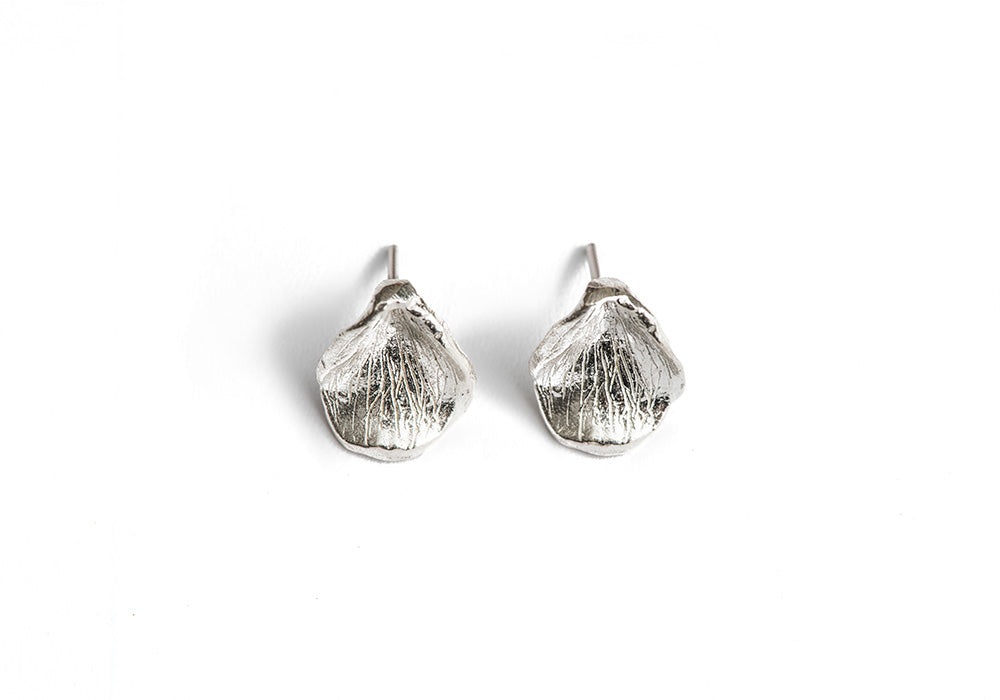 Aretes mini pétalos dorados